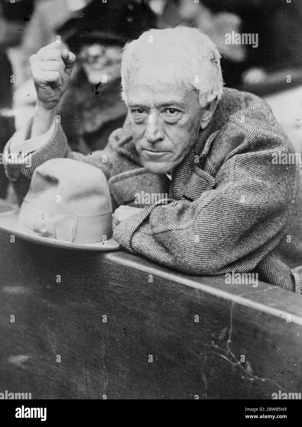 Juge comme fan de baseball . Juge Landis , un passionné de baseball , photographié lors d'un incident passionnant dans le match entre les Giants et les Yankees au Yankee Stadium , New York . 20 octobre 1923 Banque D'Images
