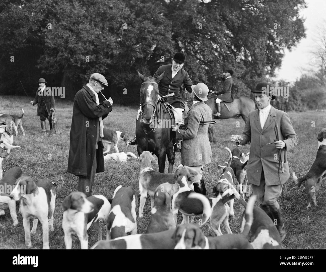 Rencontre des staghounds de la Nouvelle forêt à Fountain court , Brook . Le colonel Ormrod , personnage de chasse bien connu du Devon et ancien maître des paquets du Devon , à la rencontre . 20 novembre 1922 Banque D'Images