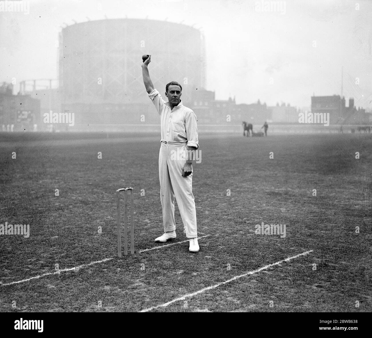 L'équipe de cricket sud-africaine en pratique à l'ovale de Kennington . J M Blanckenberg ( Natal ) , un bon cricketer avec toutes les cabilites rondes . 23 avril 1924 Banque D'Images