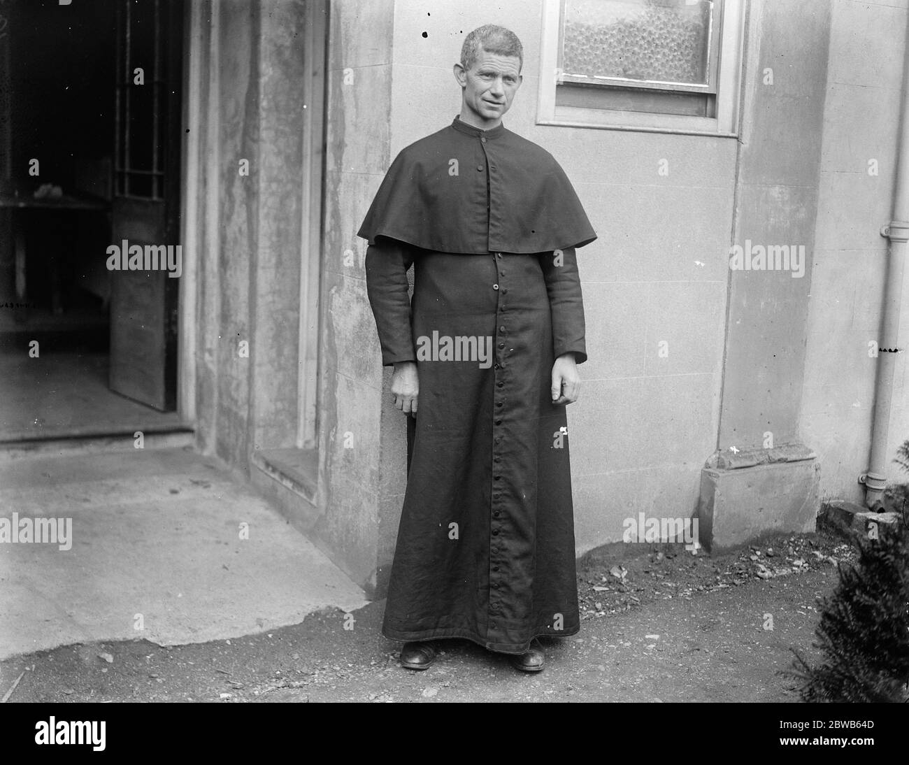 La prouesse de construction de Monk . Salle et partie de l'église érigée par lui-même à Hayes dans Middlesex . Frère Raymond , le moine . 1er septembre 1922 Banque D'Images