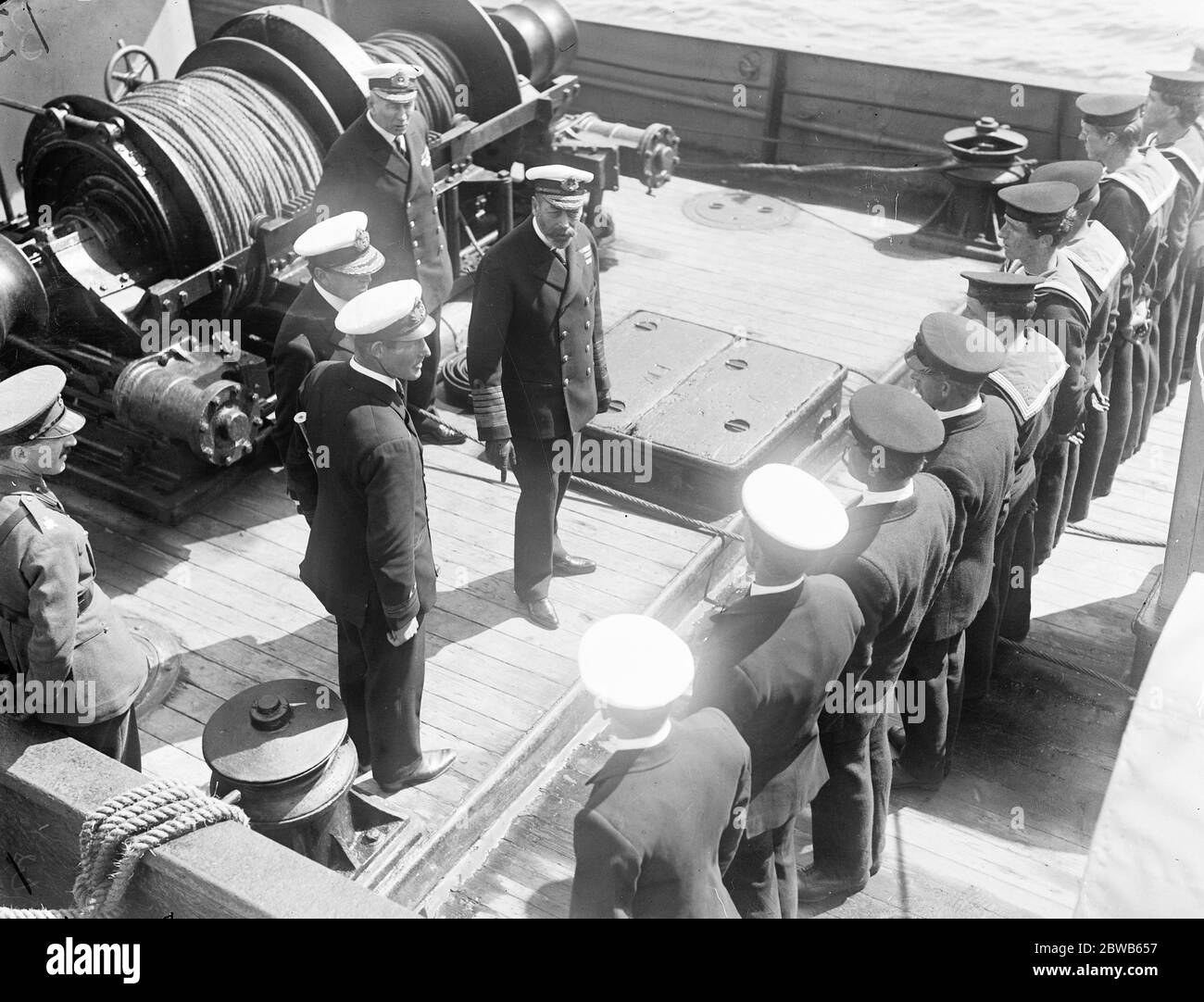 Le roi inspecte l'équipage d'un navire . Banque D'Images