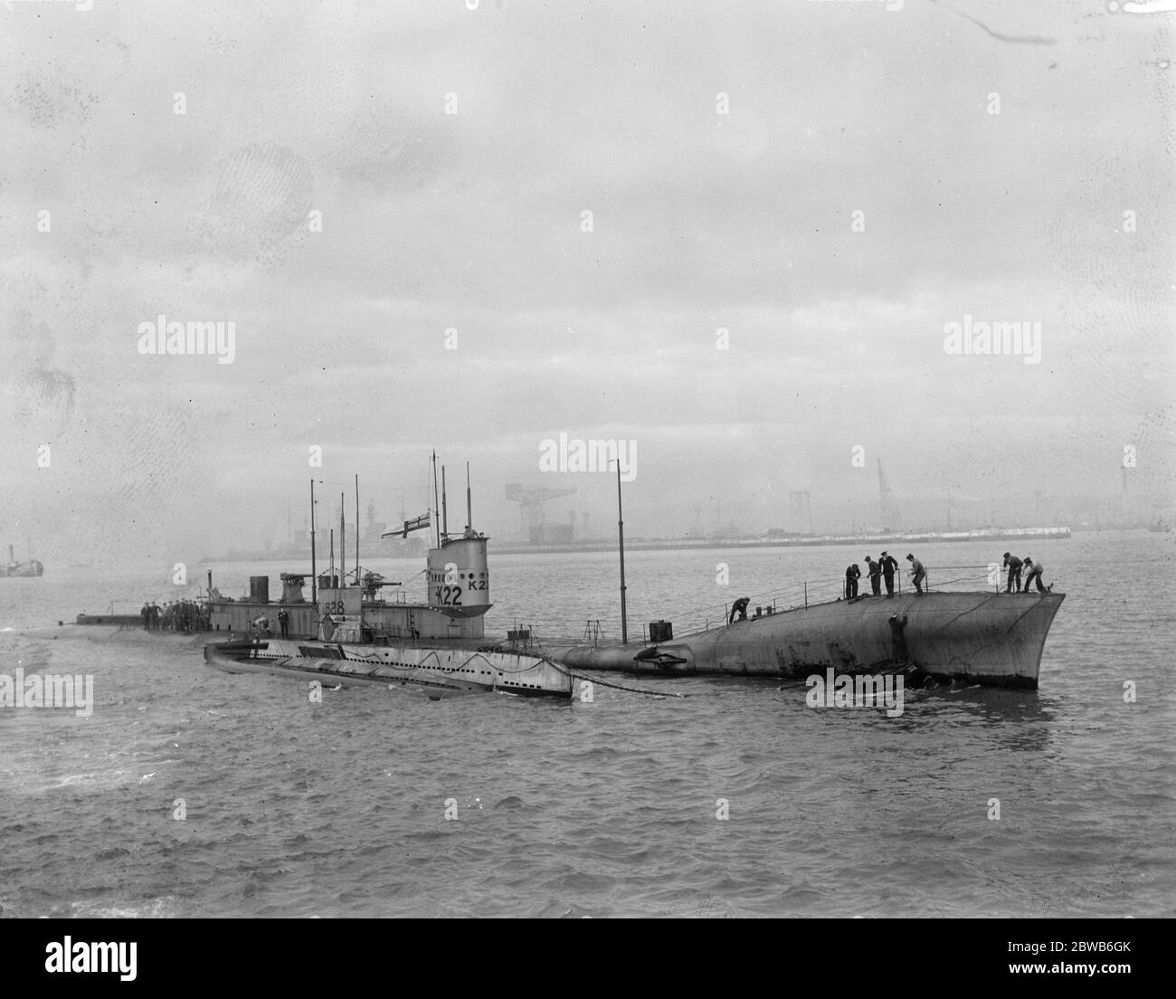 K22 , un sous-marin de la Marine royale de la première Guerre mondiale de classe K à vapeur - entonnoirs étendus , à côté de SM UB-28 un sous-marin de type allemand UB II ou U-boat de la Marine impériale allemande . Banque D'Images
