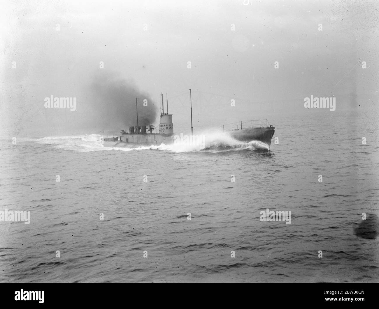 K22 , un sous-marin de la Marine royale de la première Guerre mondiale de classe K propulsé à la vapeur , qui se déplace à la surface à 25 noeuds avec des entonnoirs étendus . Banque D'Images