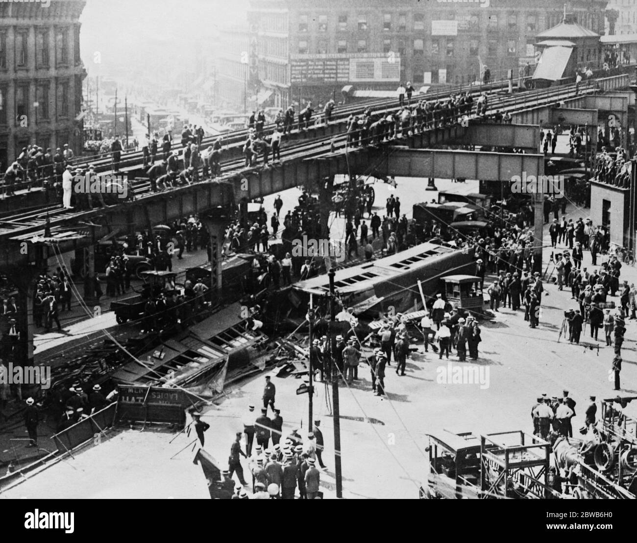 L'écrasement du train surélevé de Brooklyn de 1923 . Un train de la voie ferrée surélevée tombe dans la rue de New York. 3 juillet 1923 Banque D'Images