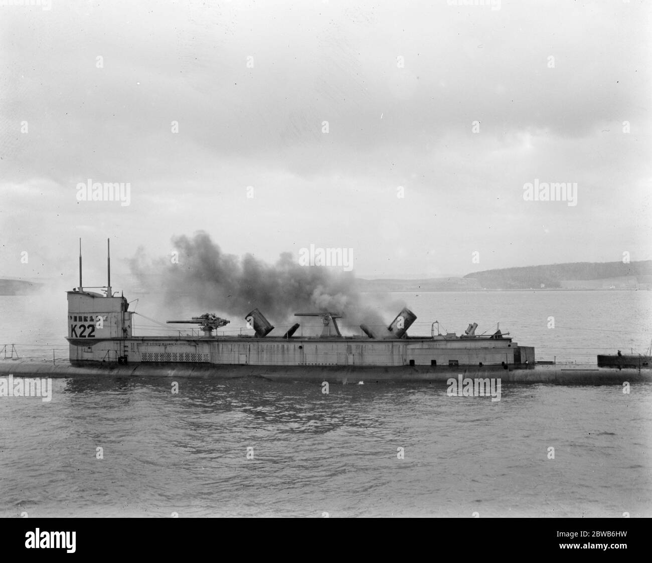 K22, un sous-marin de la Marine royale de la première Guerre mondiale de classe K propulsé à vapeur, avec un entonnoir de mer - trappe fermée et la deuxième fermeture . Banque D'Images