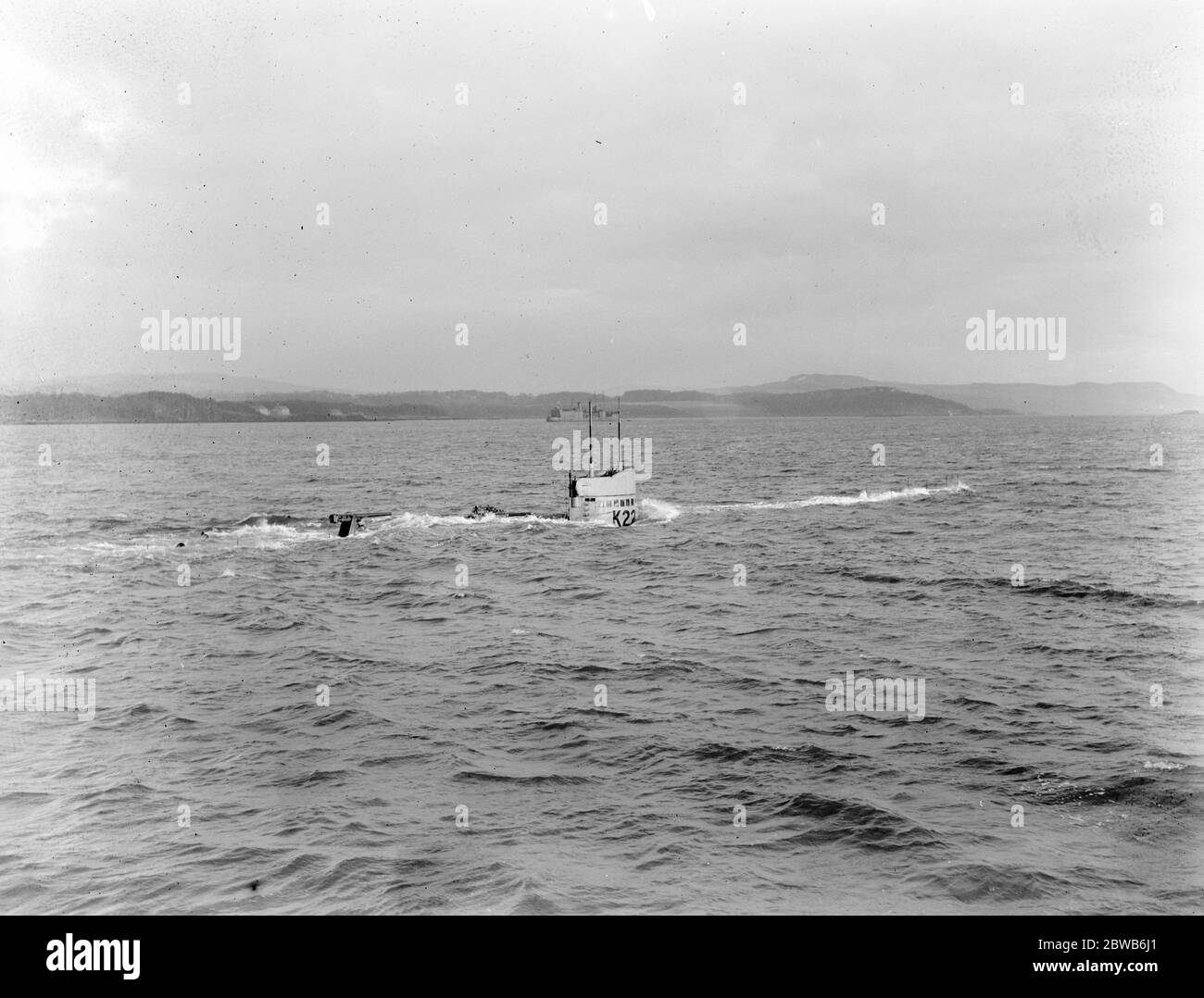 K22 , un sous-marin de la Royal Navy propulsé à vapeur de la première Guerre mondiale de classe K , en pleine fusion avec des écoutilles en entonnoir fermées . Banque D'Images