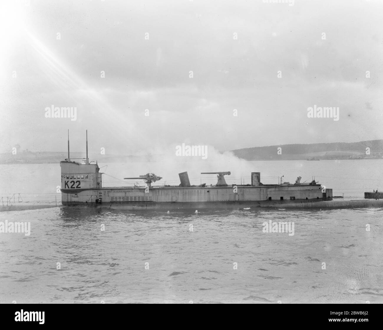 K22 , un sous-marin de la Marine royale de la première Guerre mondiale de classe K propulsé à la vapeur , qui se vaporisait sur la surface avec des entonnoirs sur le point d'être fermés . Banque D'Images