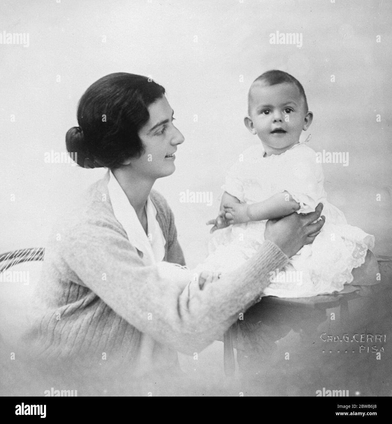 La comtesse Maria Ludovica Calvi avec sa mère , la comtesse Calvi ( princesse Yolanda de Savoie , princesse d'Italie ) le premier petit-enfant du roi . 27 octobre 1924 Banque D'Images