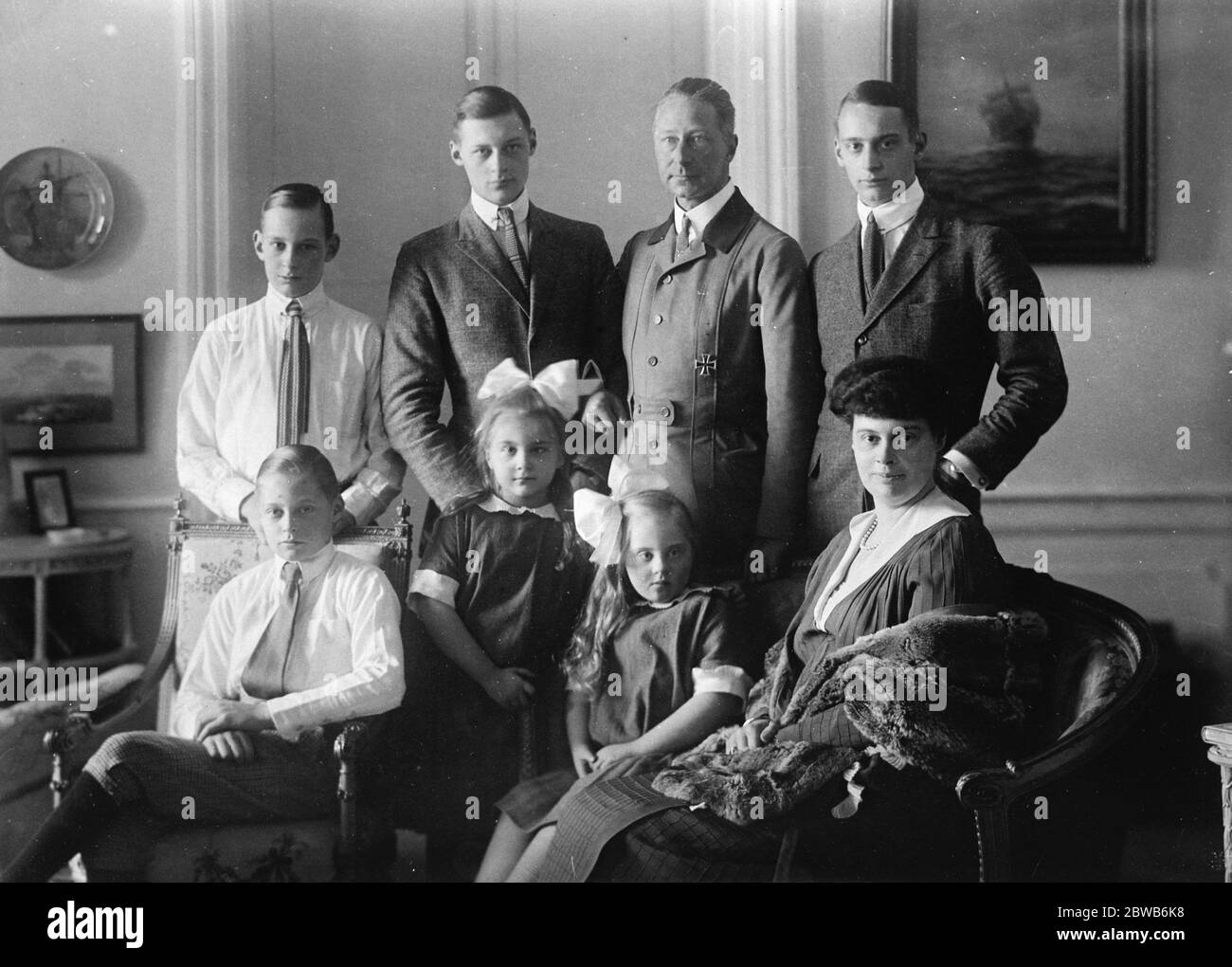Ex - Prince héritier Friedrich Wilhelm et ex - Princesse de couronne avec leurs enfants . 26 mars 1924 Banque D'Images