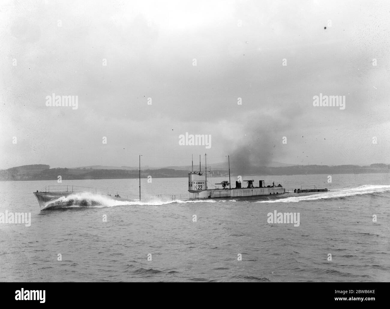 K22 , un sous-marin de la Marine royale de la première Guerre mondiale de classe K propulsé à la vapeur , vapeur sur la surface à 25 noeuds avec entonnoirs étendus . Banque D'Images