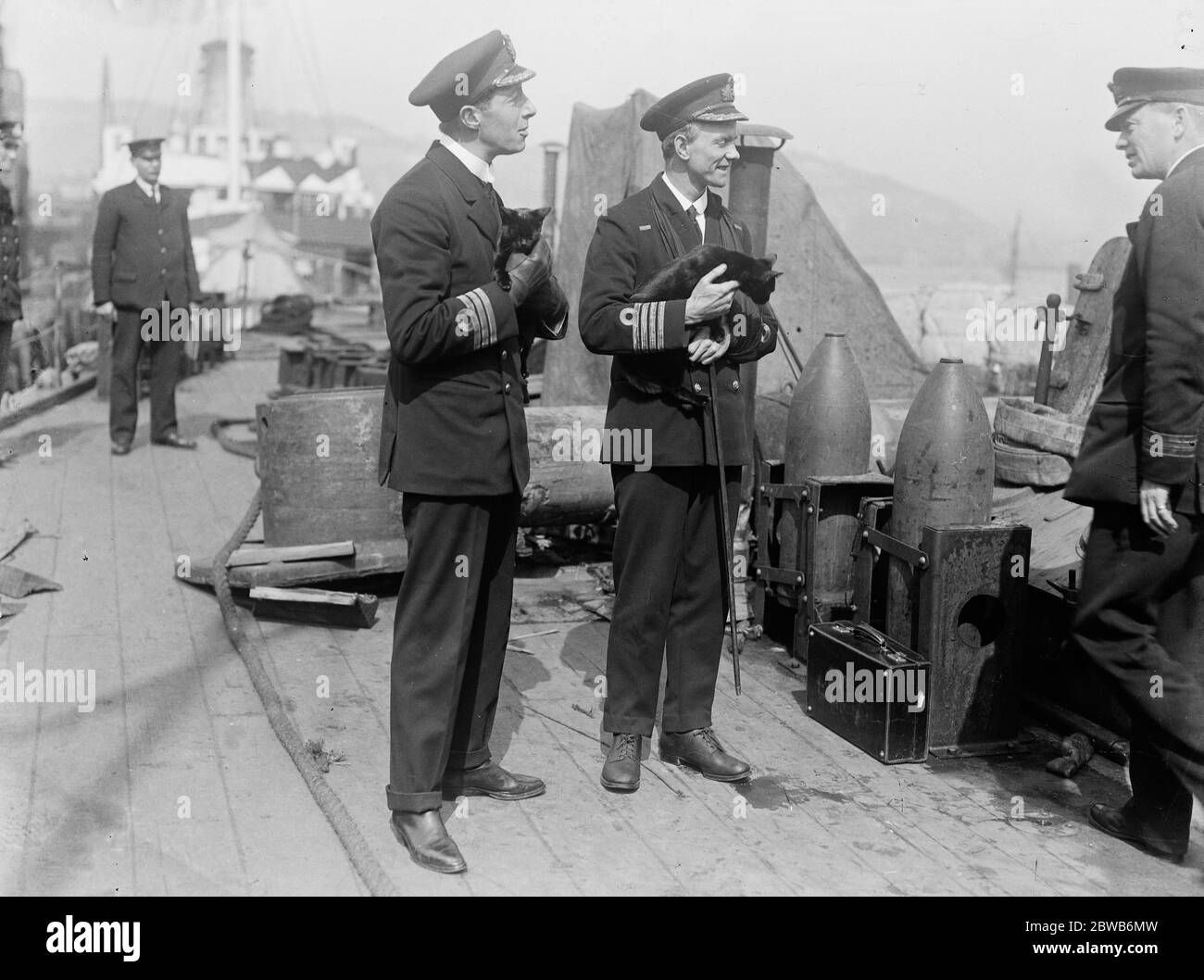 Le Grand raid naval sur Zeebrugge . Le capitaine Carpenter ( à droite ) et le commandant Caborne tenant les mascottes de chat du navire HMS vindicative . 1918 Banque D'Images