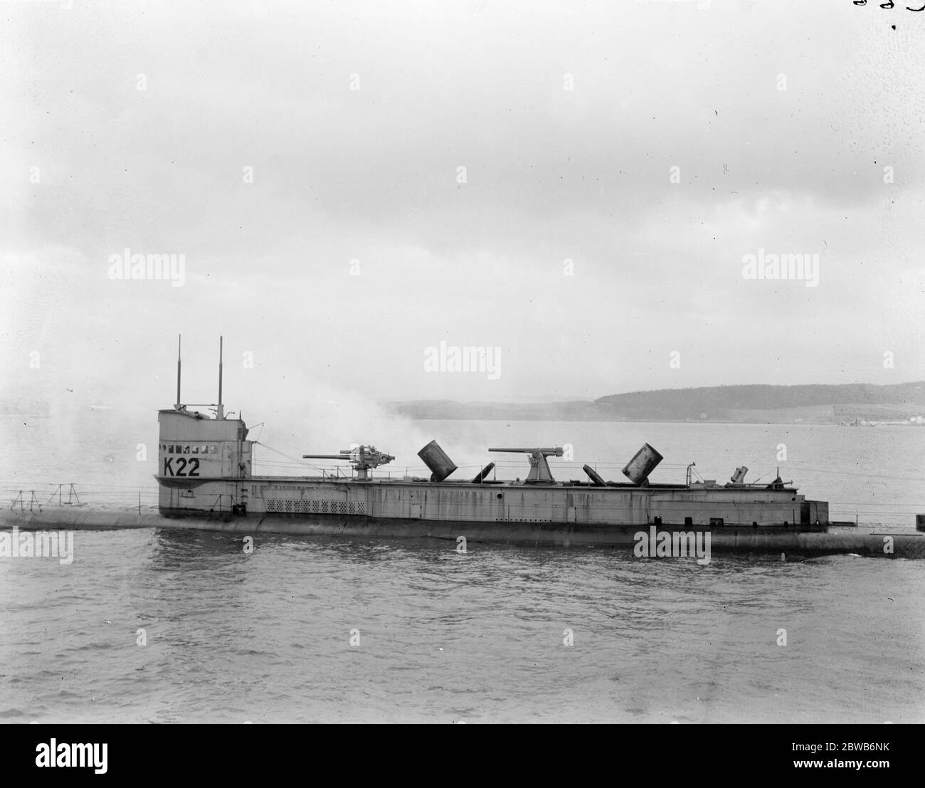 K22 , un sous-marin de la Marine royale de la première Guerre mondiale de classe K propulsé à la vapeur , qui se vaporisait à la surface avec les deux entonnoirs à moitié fermés . Banque D'Images