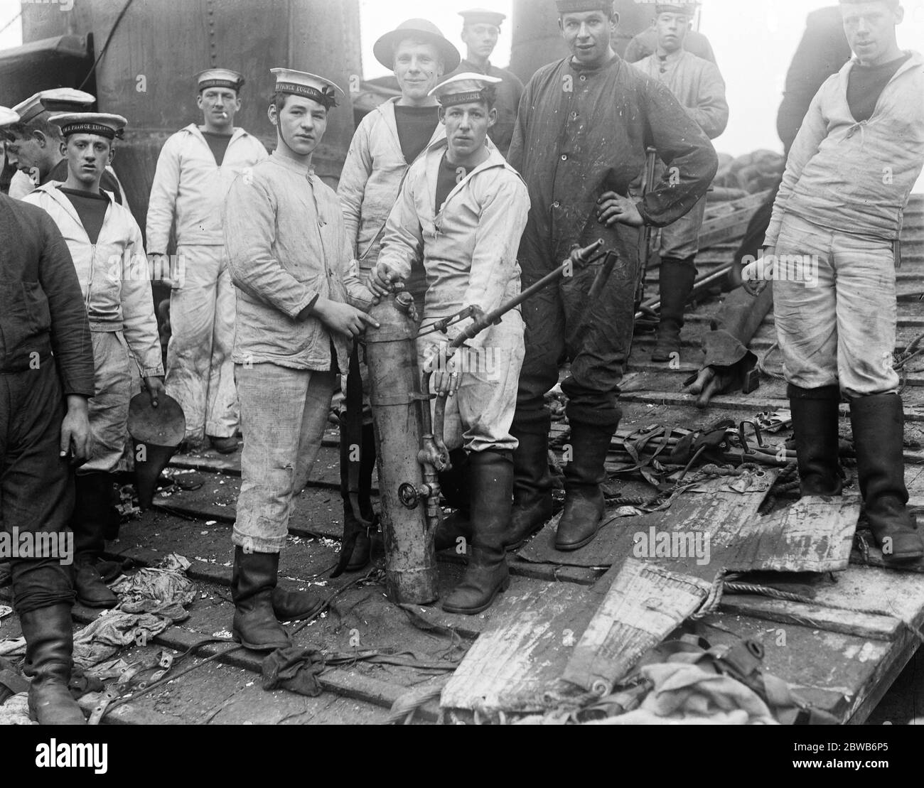 Le Grand raid naval sur Zeebrugge . Un homme d'équipage à bord du HMS vindicatif un croiseur britannique protégé . Le 23 avril 1918, elle était en action féroce à Zeebrugge , quand elle est allée aux côtés de la Mole et ses travaux sont gravement endommagés . Les marins britanniques montrent une flamme - lanceur qui, avec des obusiers et des mortiers , a remplacé certains des canons de son navire pour l'action . 1918 Banque D'Images