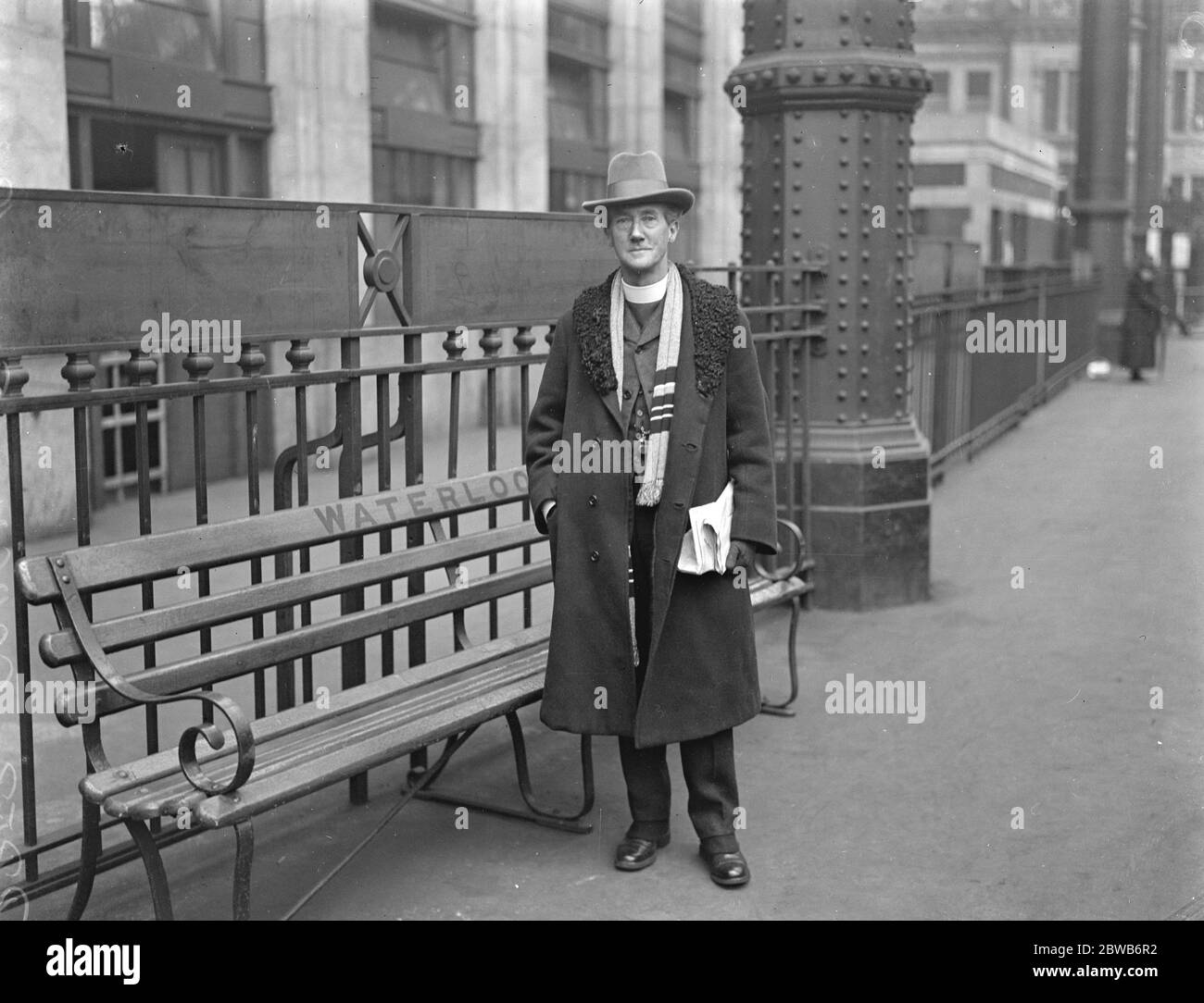 Prebendary Gough ' s 25 e anniversaire . Prebendary Gough , photographié à la gare de Waterloo à son retour d'Afrique du Sud , le 25 anniversaire de sa nomination comme prébendary de la cathédrale St Pauls , Westminster , Londres . 29 septembre 1924 Banque D'Images