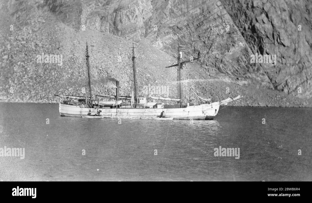 Le voyage de l' ' Arctique ' dans l' Arctique . Le navire du gouvernement canadien , ' Arctic ' qui fait une visite annuelle dans l' Arctique , est vu à Pond ' s Inlet , près de la Terre d' Ellesmere , le poste le plus au nord de la baie d' Hudson . 27 octobre 1924 Banque D'Images