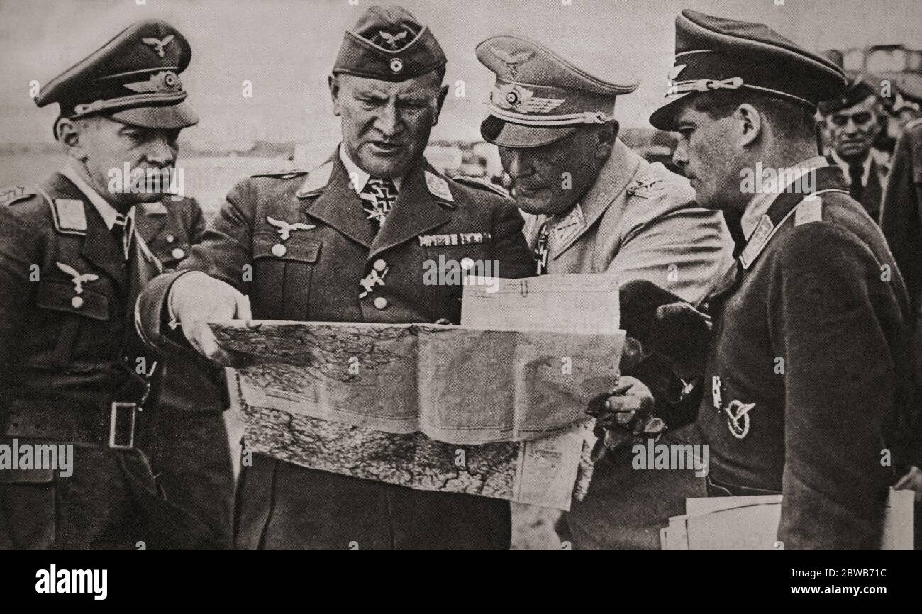 Le commandant en chef de la Luftwaffe, Hermann Göring, a eu une conversation avec des officiers d'état-major pendant la bataille d'Angleterre. La Luftwaffe a été officiellement créée le 26 février 1935, avec Göring comme commandant en chef, qui pensait que la RAF pouvait être éliminée avant l'invasion proposée (opération Sealion). Il avait été un pilote de chasse de la première Guerre mondiale et était l'un des plus proches associés politiques d'Hitler. Banque D'Images