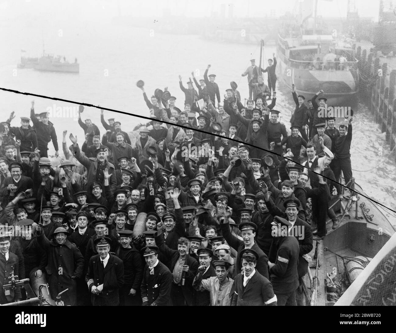 Le Grand raid naval sur Zeebrugge . Certains membres de l'équipage du HMS vindicatif , un croiseur britannique protégé , qui, le 23 avril 1918, ont été dans une action féroce à Zeebrugge . Au premier plan peut être vu capitaine Carpenter (bras dans une élingue ) et à côté de lui commandant Osborne . 1918 Banque D'Images
