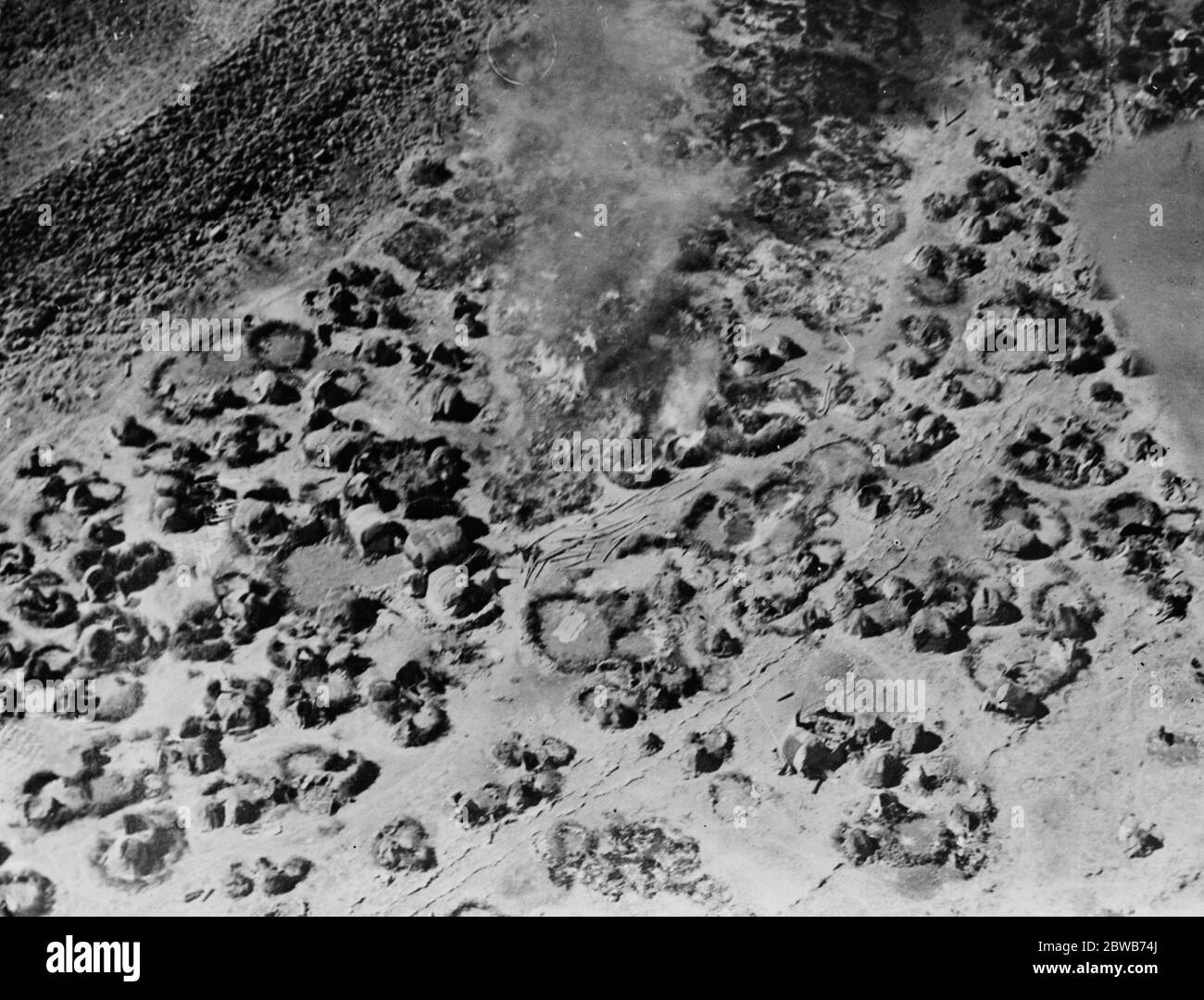 Les opérations militaires britanniques au Somaliland . Nouvelles photos intéressantes . Incendie à Medishi - RAF bombardant à partir de 500 pieds . 7 avril 1920 Banque D'Images