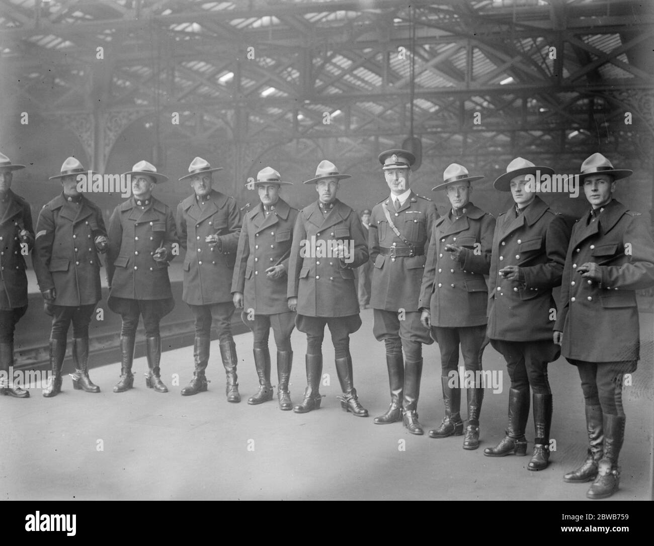 Police montée canadienne pour Wembley . L'inspecteur C H Smith ( au centre ) et d'autres membres de la police montée canadienne qui doivent comparaître à l'exposition Wembley , photographiés à leur arrivée à Waterloo . 28 mars 1924 Banque D'Images