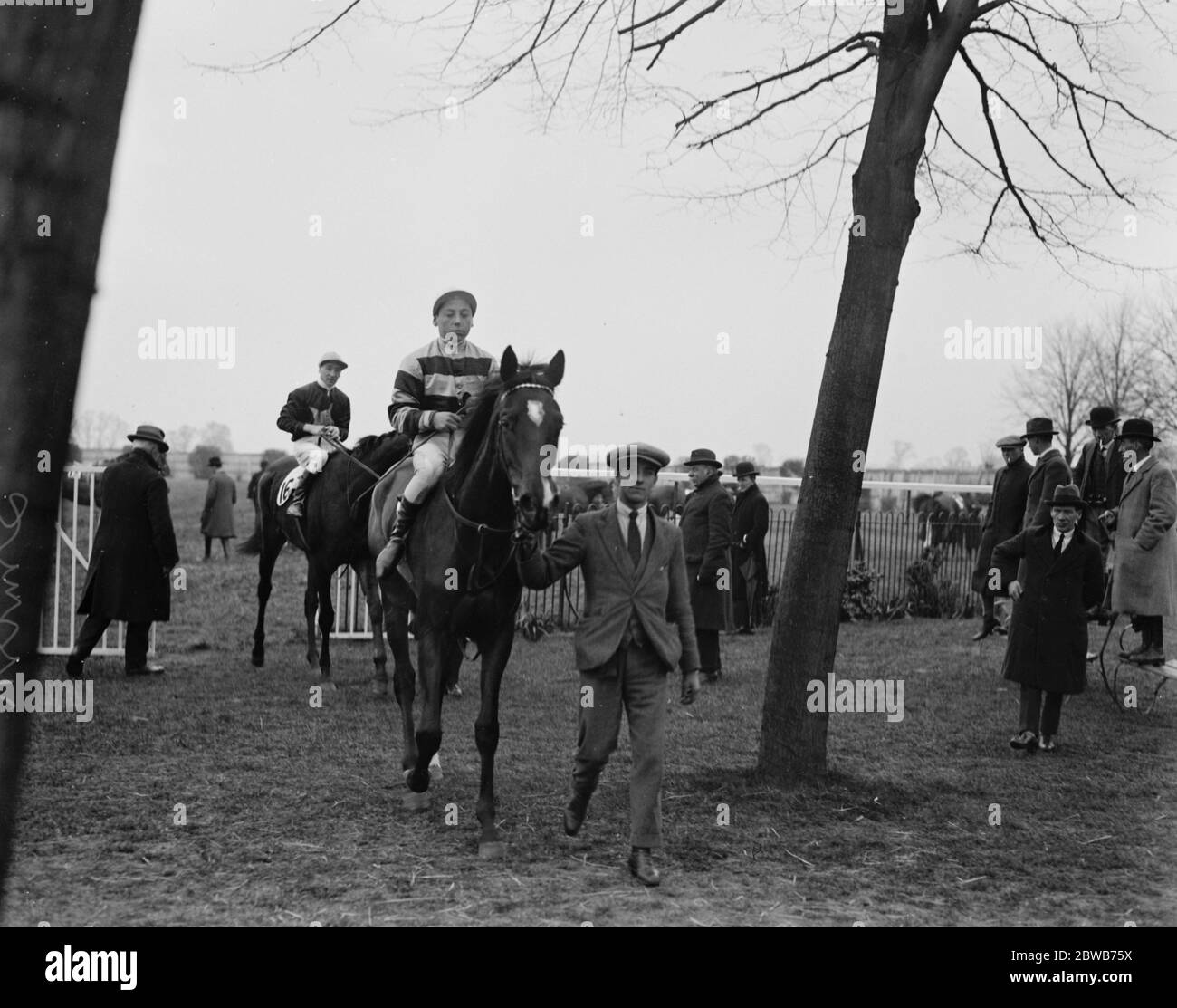 Smirke à nouveau à l'avant-plan à Windsor races . C Smirke , qui dirige la liste des jokeys gagnants , a gagné une autre course à Windsor, portant son total à 9 points de victoires . L'image montre ' Pomme Royal ' avec Smirke en haut , étant conduit après sa victoire . 4 avril 1924 Banque D'Images