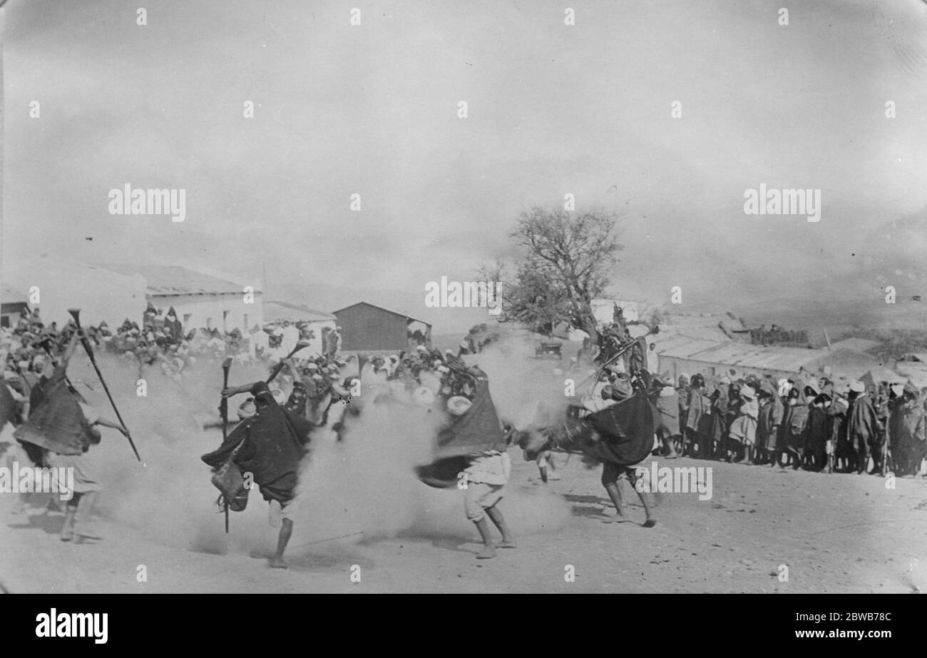 Champion de soldat de l' Espagne au Maroc . Le général Primo de Rivera , le Mussolini d'Espagne , rencontre El Jaladi , fils du célèbre Raisuli au Maroc . Maures attachées à Raisuli donnant la ' danse de poudre ' en l'honneur du général lors de sa visite à Larache . 26 juillet 1924 Banque D'Images