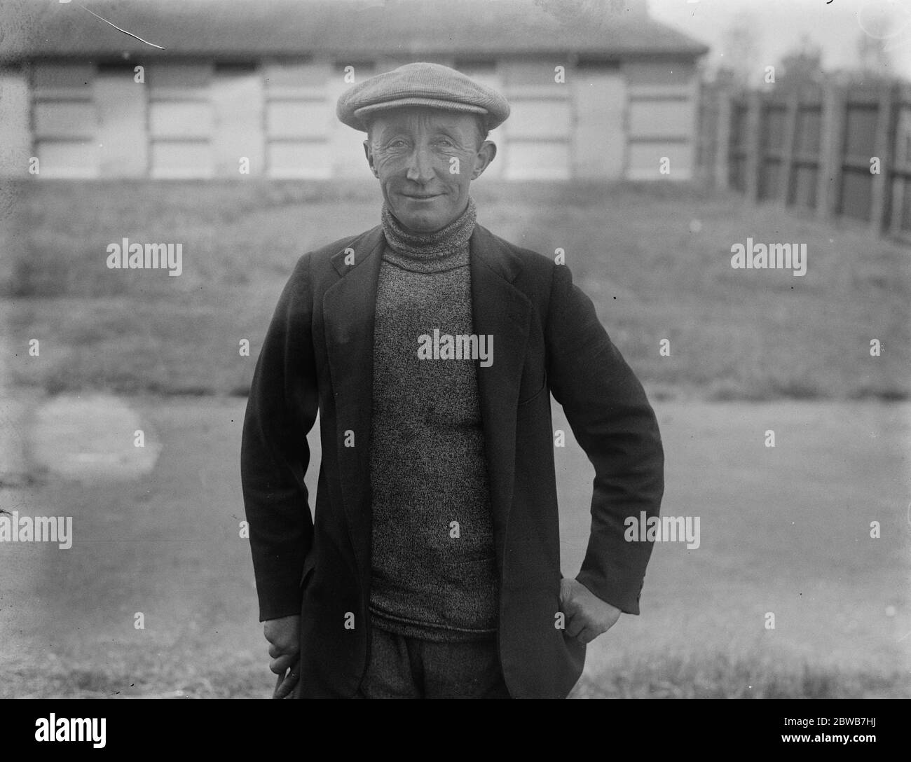 L'ancien jockey du roi au travail encore le cheval du roi ' Chevalier du Garter ' en charge de M. Herbert Jones , anciennement le jockey du roi , Est en cours de baignade dans l'eau salée au Grand Yarmoth dans l'espoir d'améliorer les tendons dans ses jambes 22 mai 1925 Banque D'Images
