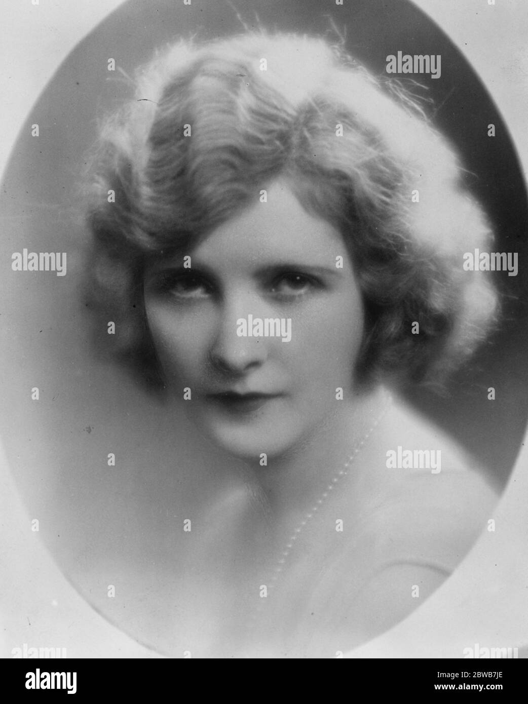 Censor de voir la performance de jeu interdit . Le Harem . Un mari fait l'amour à sa propre femme dans l'ignorance de son identité . Roland Valetti ( Richard Bird ) Carla ( Muriel Alexander ) . 10 septembre 1925 Banque D'Images