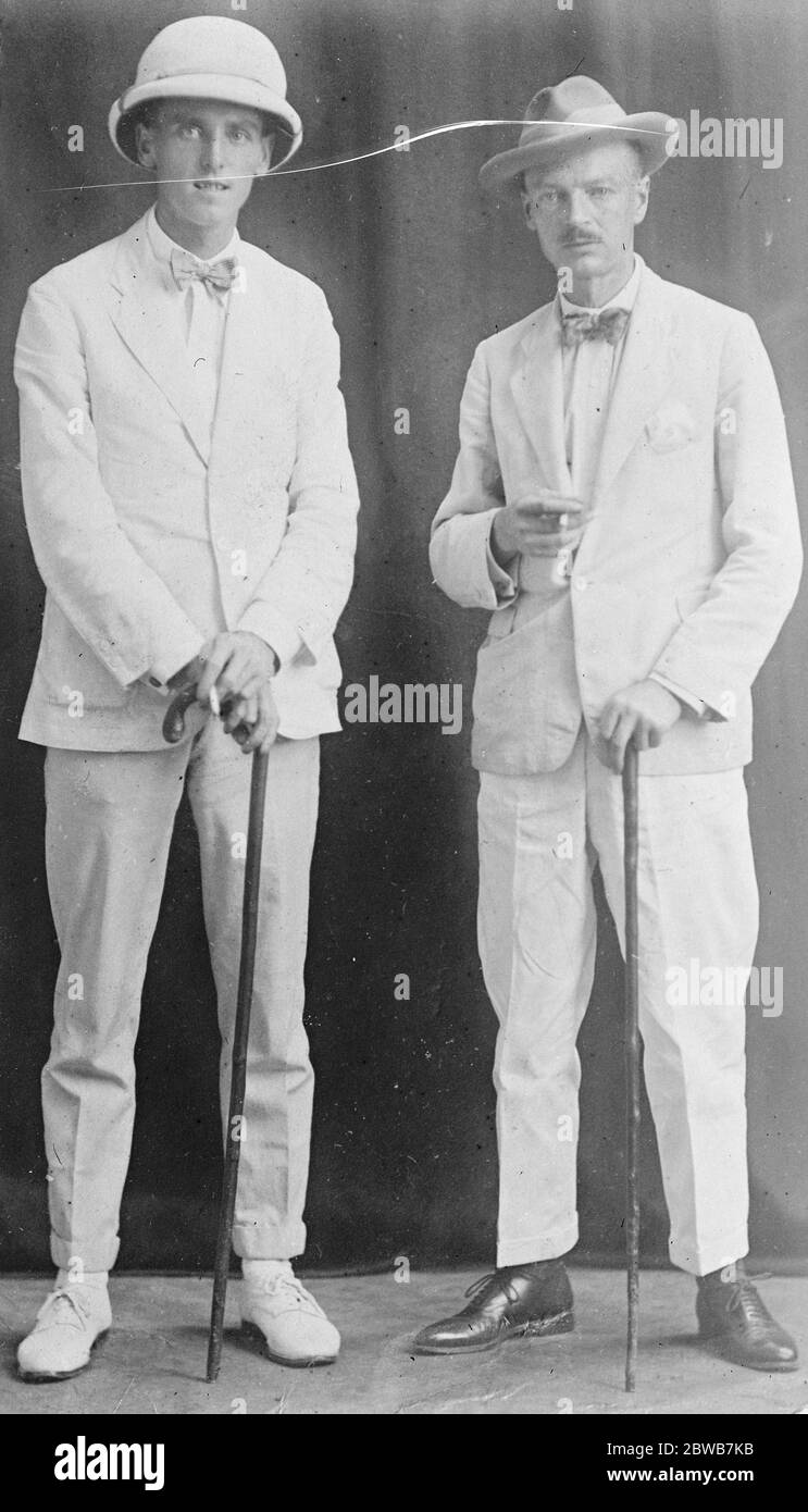 Des journalistes britanniques qui ont été enchaîné par des agitateurs chinois M. F Oliver ( à gauche ) et M. J S Cox deux journalistes britanniques de Hong Kong , arrêtés par des agitateurs étrangers lors d'une visite à Canton , Et ne sont libérés qu'après une manifestation du consul général britannique, le 6 octobre 1925 Banque D'Images