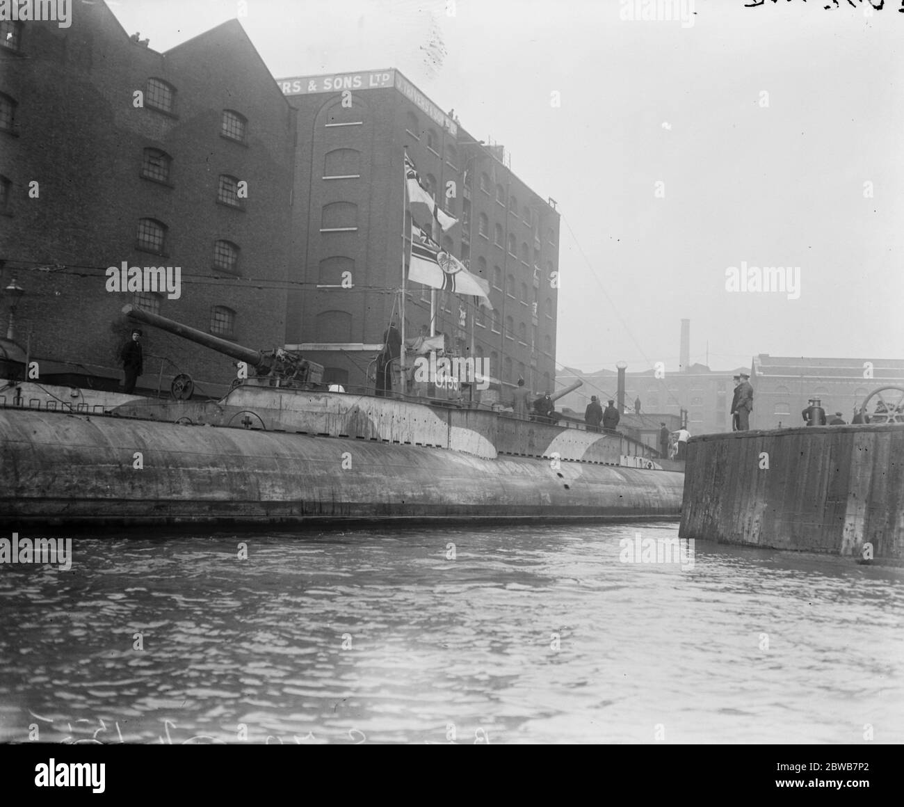Capitula sous-marin allemand dans la Tamise . L'amarrage de l'U 155 au quai de Sainte Catherine près du pont Tower Bridge , 1919 Banque D'Images