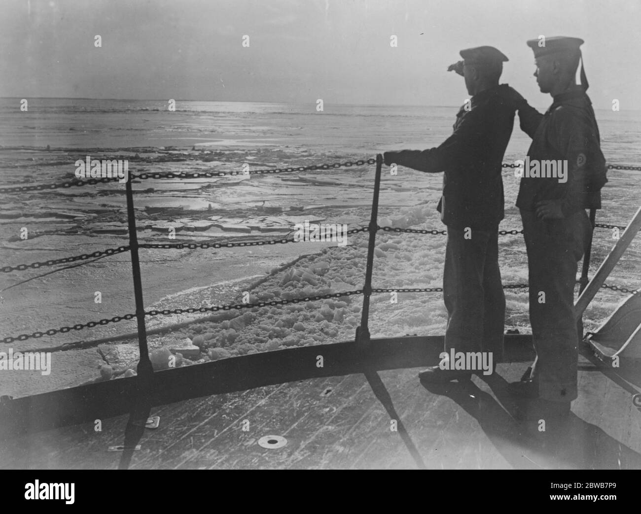 Cuirassé comme brise-glace . Plus de 40 navires libérés dans la mer Baltique gelée . En raison du gel exceptionnellement sévère, la Baltique est presque complètement gelée et de nombreux navires ont été pris dans le bloc de glace . S O S ont été envoyés à la Station navale impériale de Kiel , en Allemagne , pour assistance et le navire de guerre ' Braunschweig ' a réussi à libérer un navire marchand . Regardez - sur le ' Braunschweig ' Gardez un oeil dehors pour la glace de paquet . 6 mars 1924 Banque D'Images