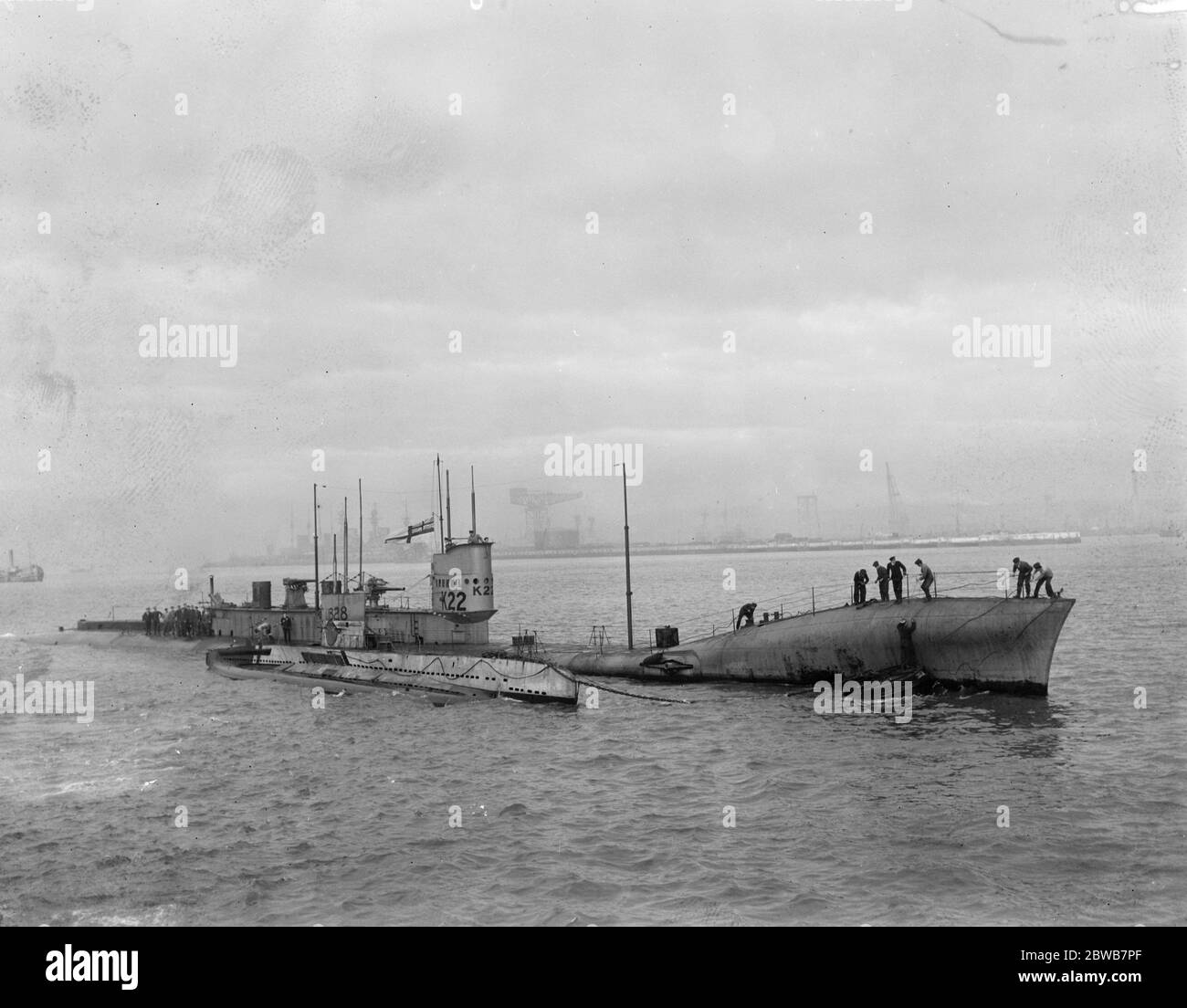 K22 , un sous-marin de la Marine royale de classe K, propulsé à vapeur et doté d'entonnoirs marins, étendu à côté de SM UB-28 , un sous-marin de type allemand UB II ou un U-boat de la Marine impériale allemande . Banque D'Images