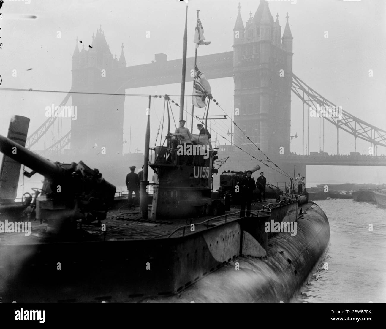 Capitula sous-marin allemand à Thames . L'U155 arrivant au Tower Bridge 1919 Banque D'Images