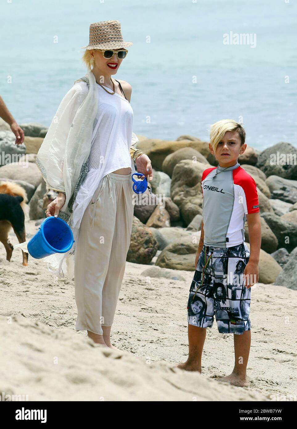 Gwen Stefani portant un chapeau, marchant sur la plage avec un chien et ses garçons Kingston et Zuma sur la plage, Malibu, juillet 2013 Banque D'Images