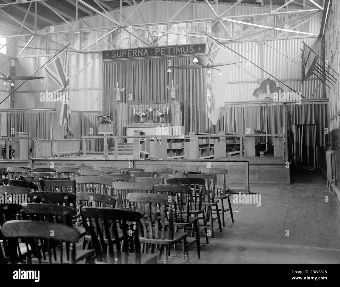 L'intérieur de l'église au centre de formation de RAF Cranwell , montrant comment les lumières électriques sont soutenues sur quatre propulseurs à pales . 17 décembre 1923 Banque D'Images