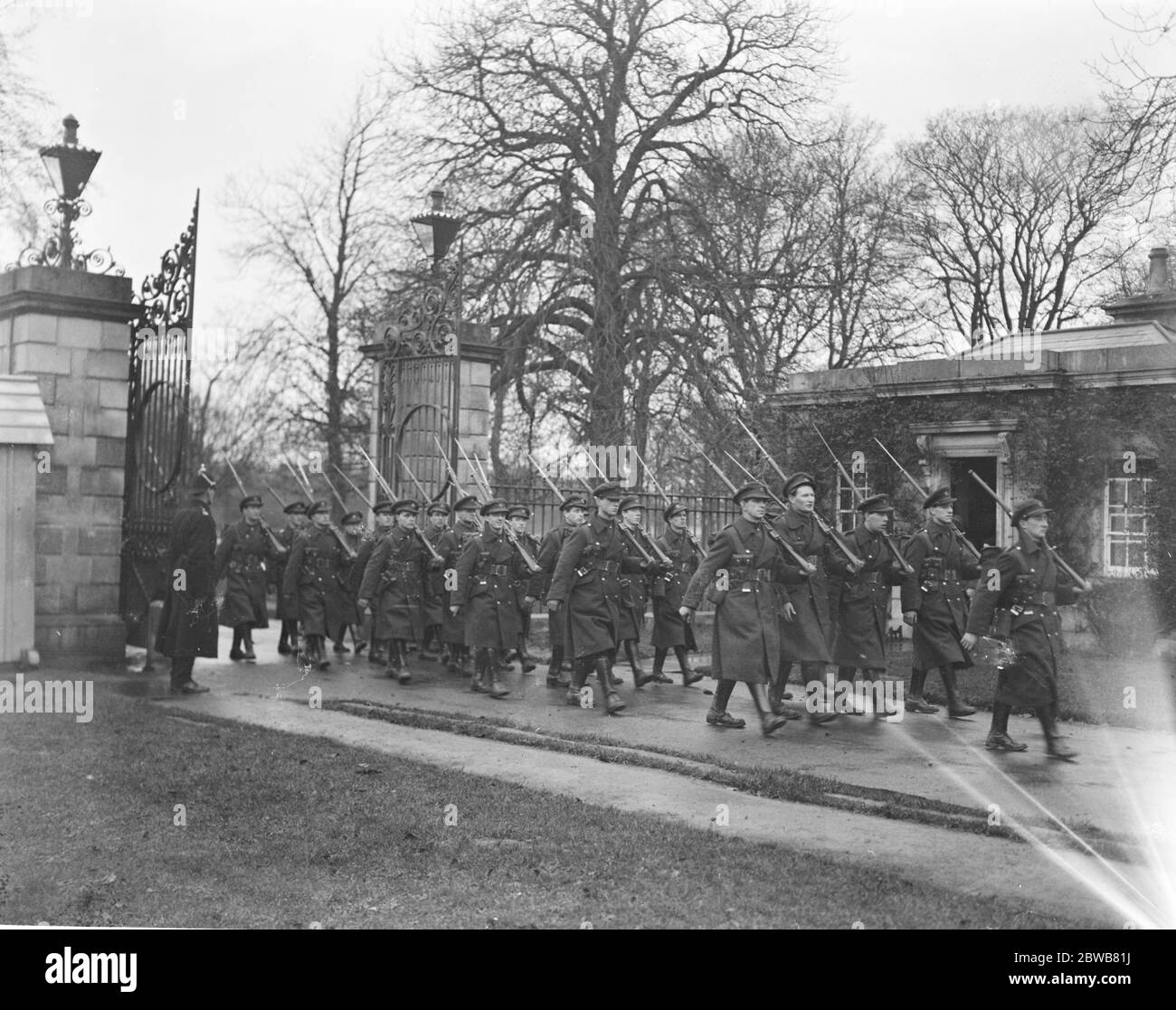 Le merveilleux adieu de Dublin aux troupes britanniques . La première évacuation des troupes britanniques d'Irlande du Sud a commencé à Dublin avec la prise en charge officielle de la Vice Regal Lodge par les troupes de l'État libre des Britanniques et la marche suivante à travers les rues de Dublin de 3 bataillons d'infanterie britannique avec des groupes jouant et des couleurs volant , Au mur du Nord , où ils ont embarqué pour l' Angleterre . L'image montre les troupes de l'État libre entrant dans les portes de la loge de la vice Regal Lodge . 15 décembre 1922 Banque D'Images