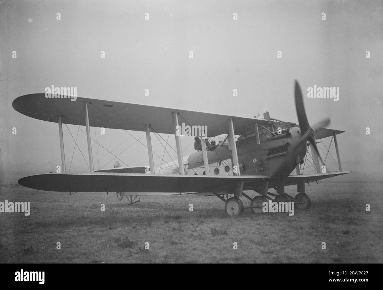 Remarquable nouvel avion à l'essai . Beaucoup d'intérêt attaché au vol d'essai fait à Farnborough par le Aldershot Club biplan 13 février 1923 Banque D'Images
