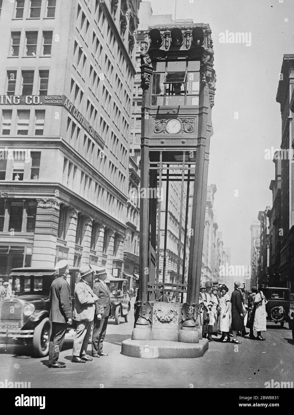 Nouveaux plans pour le trafic de Londres . Contrôle de rue par les feux . Sir Henry Maybury ( au centre ) avec le vice-président de la Commission Coleman , la police de New York ( à gauche ) et le secrétaire exécutif Mark Dow ( du bureau de la sécurité publique de la police de New York ) , Inspection d'une des méthodes de contrôle de la circulation par des feux dans l'une des rues principales de New York 5 septembre 1925 Banque D'Images