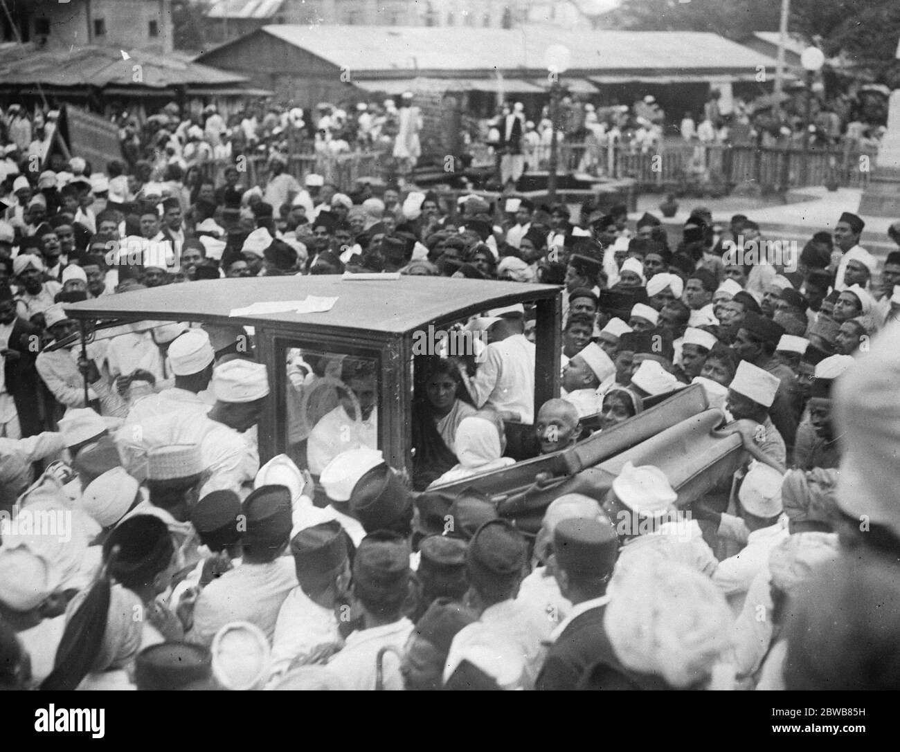 Gandhi s'adresse aux étudiants de l'université à Poona , Inde . M. Gandhi quittant le marché de Reay , Poona après avoir dévoilé le buste en marbre de Vishnu Shastri Chiplunaki 22 septembre 1924 Banque D'Images