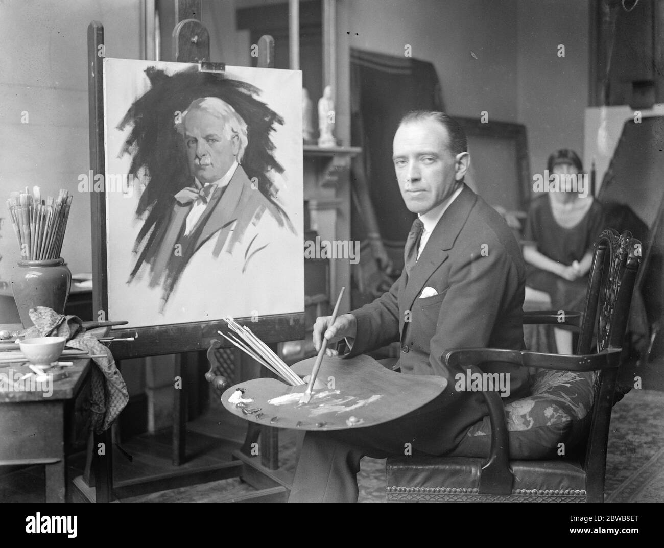 Le 60ème anniversaire de M. Lloyd George . Le dernier portrait de M. Lloyd George que le jeune peintre , M. A Barnes a entrepris . La photo montre M. Barnes dans son studio . 16 janvier 1923 Banque D'Images