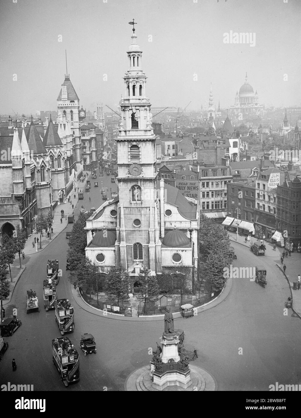Vue imprenable sur la célèbre église de Londres. Vue imprenable sur l'église St Clément Danes dans le Strand , vue depuis le toit de la maison australienne . 19 juin 1924 Banque D'Images
