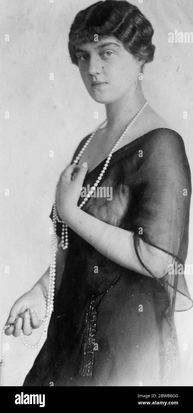 La royauté russe est maintenant en cours de broderie boutique à Paris . La princesse Maria ( la Grande duchesse Maria Pavlovna ) qui , au moment de la révolution, s'est retrouvée à Kiev d'où elle a eu la chance d'échapper à la Roumanie . Elle est maintenant en train de diriger une boutique de broderie à Paris le 27 février 1925 Banque D'Images