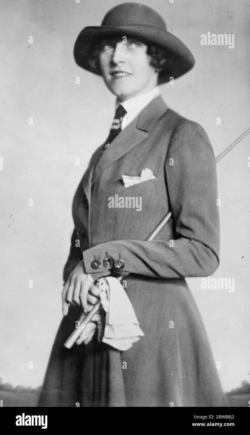 Une identité de la Dame royale a enfin été résolue . La princesse Joachim Albrecht de Prusse , qui , selon lui , a récemment été décrite dans la presse allemande comme le membre le plus beau de la famille du Kaiser mais concernant dont l'ascendance n'a pas semblé être connue , s'avère maintenant avoir été , Avant le mariage , une Miss Lilly Stockhammer , une figure bien connue à Baden Baden et Monte Carlo . 7 février 1925 Banque D'Images