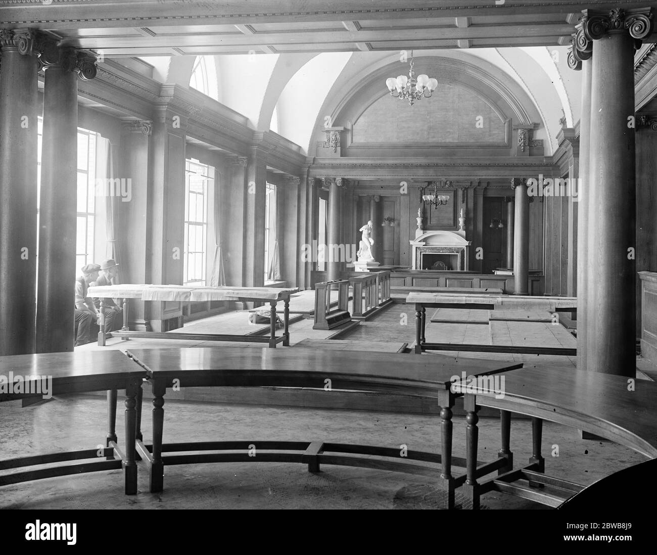 Magnifique nouveau palais de la LCC qui sera ouvert par le roi lundi prochain. Une vue dans la grande salle du comité montrant les piliers en bois avec des chapiteaux sculptés et aussi une des deux cloisons en bois qui, quand on le souhaite, disparaissent dans le plancher . La photo montre la partition partiellement relevée . De l'autre côté de la partition est vu une statue de ' Eve ' . 12 juillet 1922 Banque D'Images