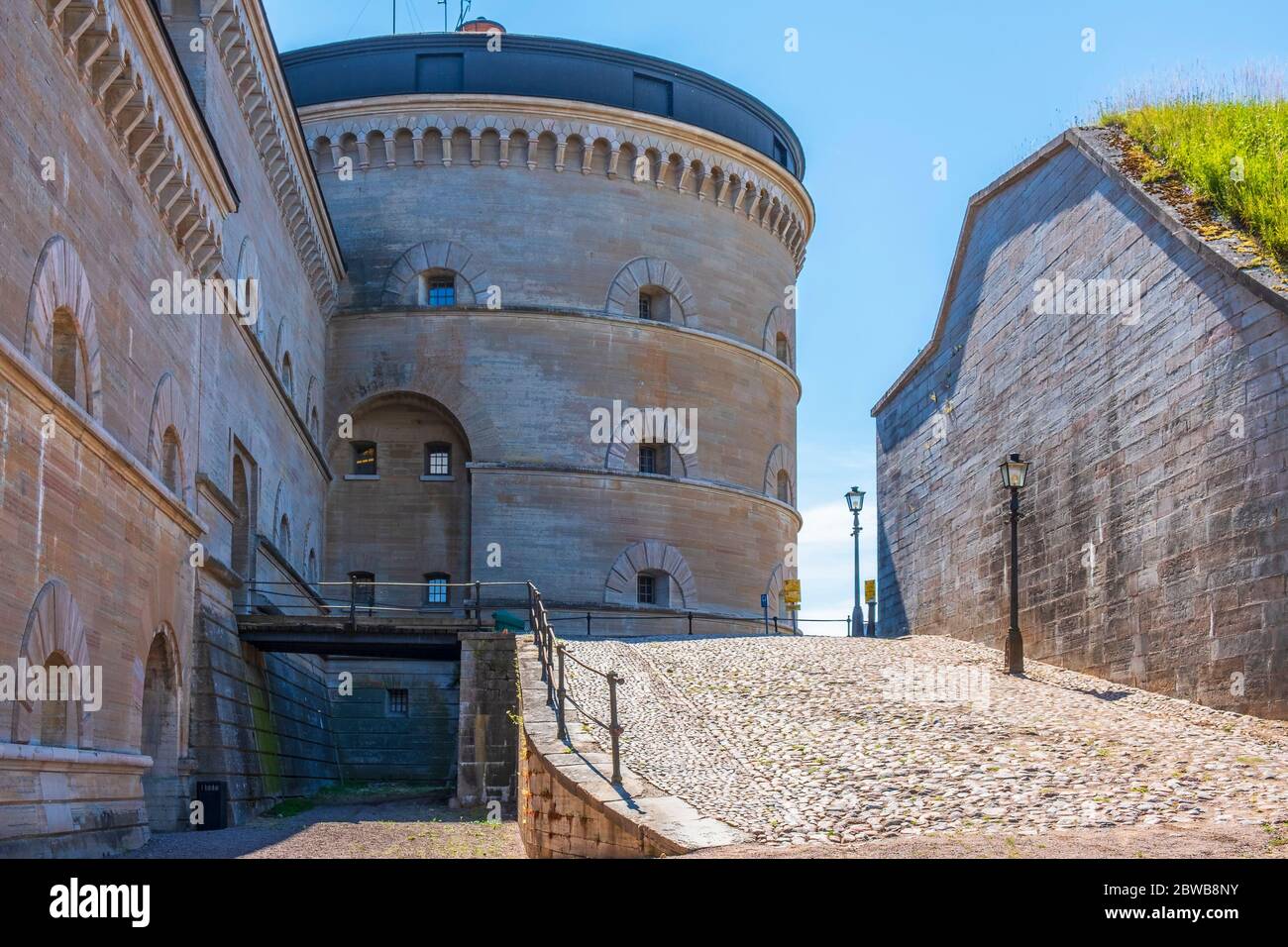 Forteresse avec une tour avec ports d'armes à feu Banque D'Images
