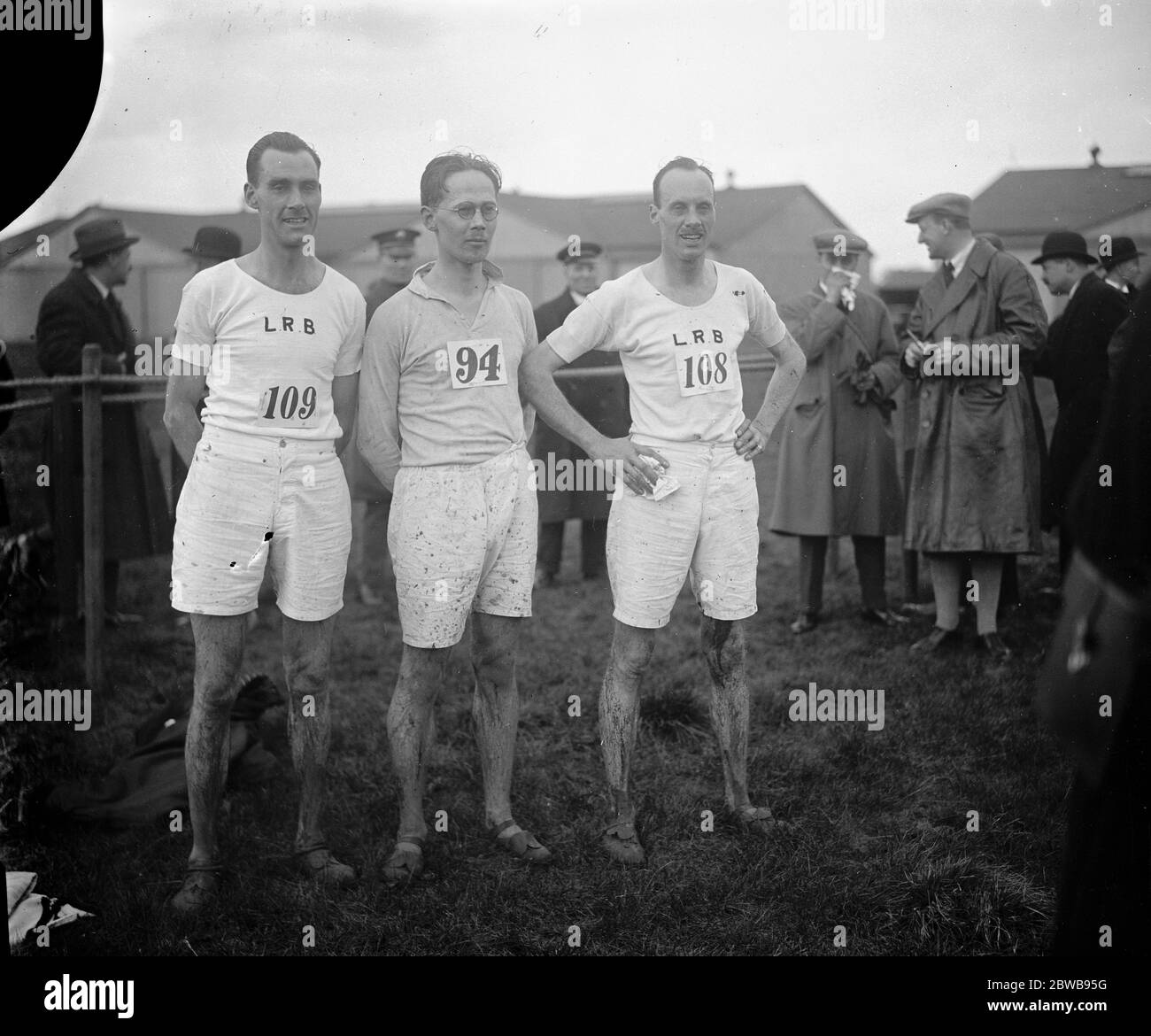 5 miles Championnat de cross-country à l'aérodrome de la Royal Air Force , Northolt les trois premiers hommes à gauche à droite Rfn J N Ovington , L/Cpl J A Callum , et Capt C E Ovington , M C 7 mars 1925 Banque D'Images