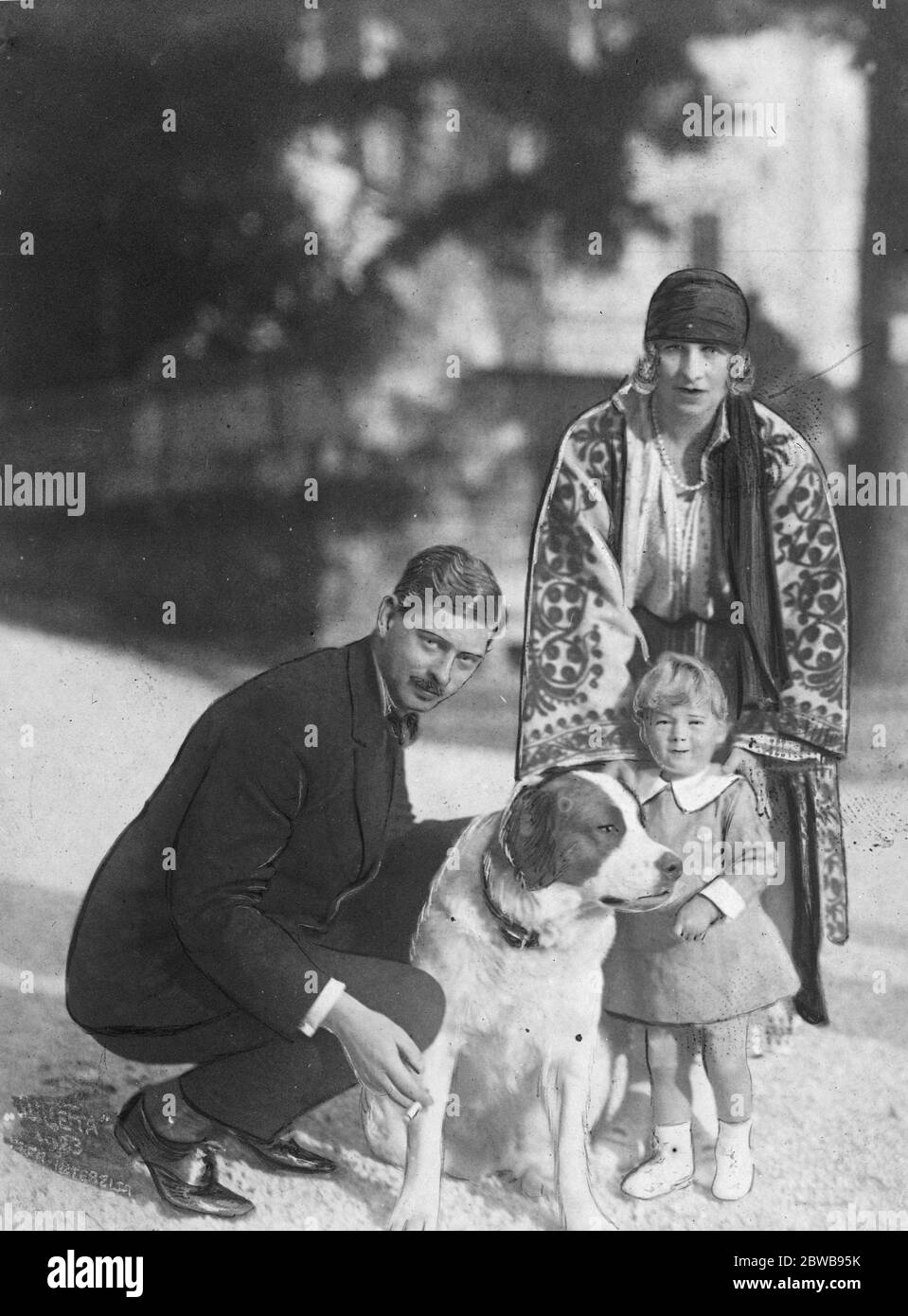 Le Prince Charles de Roumanie , qui a renoncé à ses droits sur le trône , avec son épouse ( ex-princesse Helen de Grèce ) avec le Prince Michael 2 janvier 1926 Banque D'Images