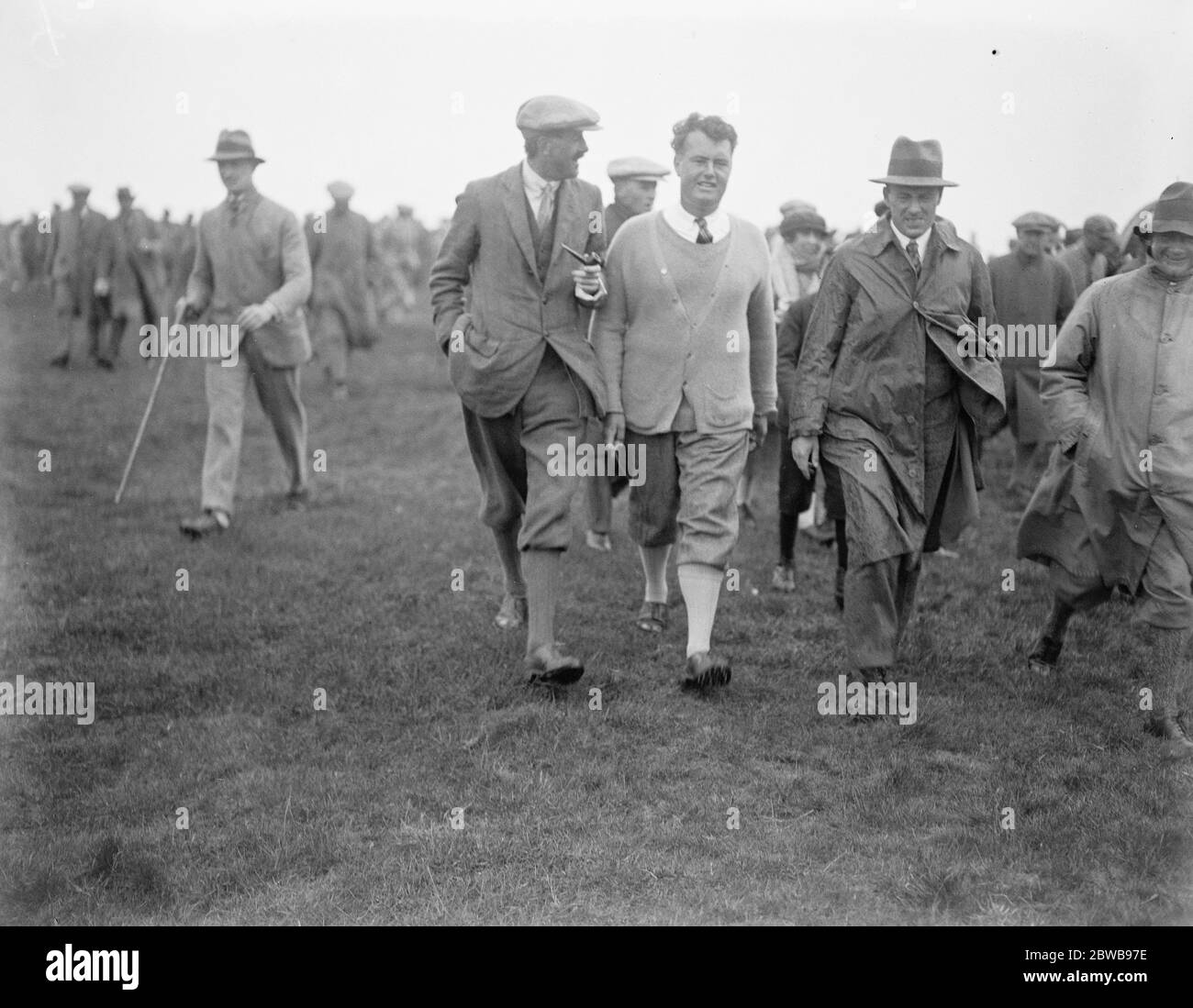 Championnat de golf amateur à l'affaire . C J H Tolley ( l'espoir de l' Angleterre ) , qui a vaincu le capitaine Martin ( Portrush ) , vu sur le 18ème green après sa victoire . 10 mai 1923 Banque D'Images