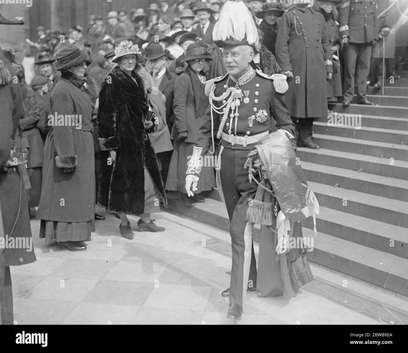 Service annuel de l'ordre de Saint Michel et Saint George pour la première fois dans l'histoire de la cathédrale Saint Paul, les cornemuse dans le service annuel de l'ordre de Saint Michel et Saint George . Des laments ont été joués tandis que des banderoles de chevaliers décédés de la Grande Croix ont été posées sur l'autel dans la chapelle de l'ordre . Photo ; Lord Buxton vu en partant . 24 avril 1923 Banque D'Images