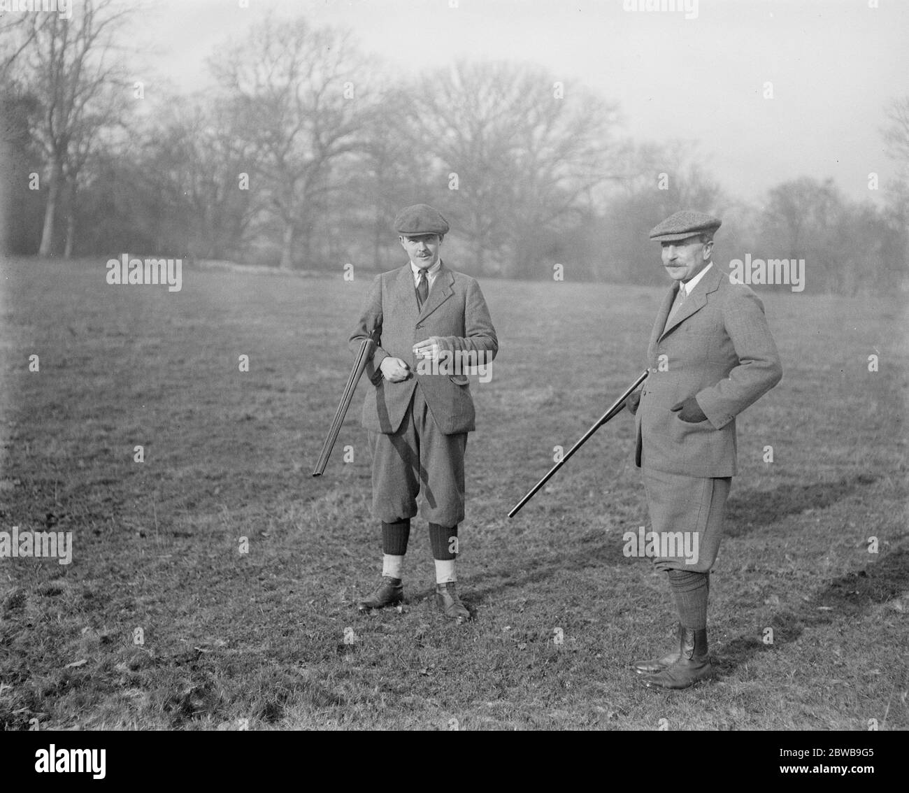 La fête de tournage de Lord Denman à Balcombe place , Sussex Lord St Oswald ( à gauche ) et Lord Denman . 27 novembre 1922 Banque D'Images