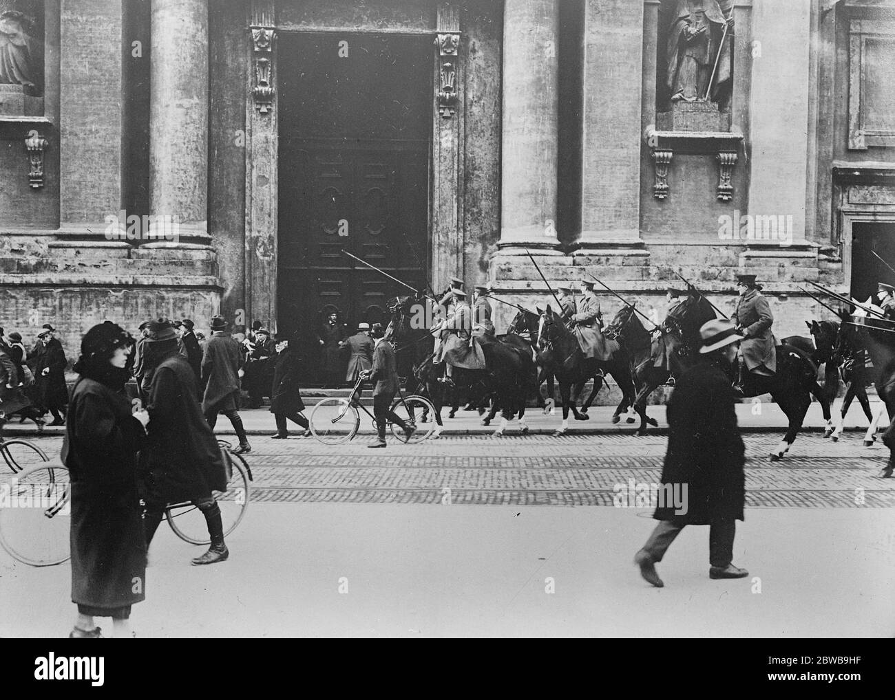 Garder l'ordre à Munich : foules dispersées par la cavalerie . La société allemande de défense impériale ( la Reichswehr ) maintient un ordre strict à Munich , où tous les rassemblements dans la rue sont dispersés par la cavalerie . Cavalerie défrichement des rues . 15 novembre 1923 Banque D'Images